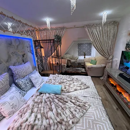 Luxury Apartment *